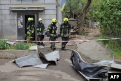 Одессага коюлган дрон чабуулунан кийинки куткаруу иштери. Украина, 1-май 2025-жыл