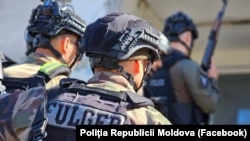 Descinderile sunt realizate de INI, în comun cu procurorii PCCOCS, mascații din Brigada de Poliție cu Destinație Specială „Fulger” și angajații Serviciului de Informații și Securitate. Imagine simbol