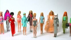 Лялька Барбі і в 60 підкорює нові вершини – відео