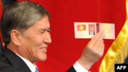 Алмазбек Атамбаев ант берүү аземинде президенттик күбөлүктү алган учуру, 1-декабрь, 2011.