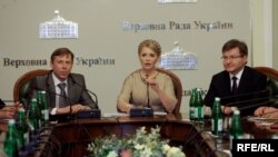 Сергій Соболєв, Юлія Тимошенко і Григорій Немиря під час засідання опозиційного уряду, березень 2010 року
