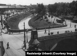 c. 1930. Dâmbovița la Podul Rahova și intrarea în Piața 8 Iunie (Piața Unirii) – albia definită în anii 1880. Se văd Halele Centrale în stânga, actual amplasament al Parcului Unirii.