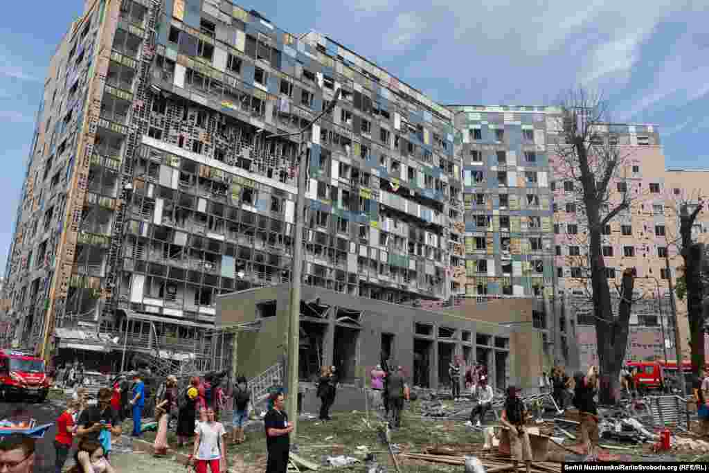 Вид на пошкоджений новий корпус тоді та зараз.За повідомленням МОЗ, у новому корпусі були пошкоджені 12 відділень, з них вісім – хірургічних, пʼять – онкологічних, дві реанімації, операційний блок, відділення радіології та променевої терапії