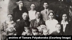 Розкуркулена родина Омельченків із села Шамраївка, що на Київщині. Фото приблизно з 1938–1939 років