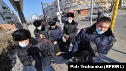Казак полициясы демонстрантты кармоодо. Алматы. 2021-жылдын 10-январы.