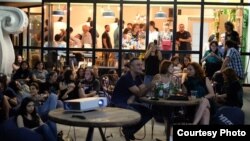 Социальное кафе – это кафе, не ориентированное на прибыль. Здесь трудоустроены люди с ограниченными возможностями