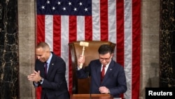 Mike Johnson, republican din Louisiana, ține ciocanul în ziua în care depune jurământul ca președinte al Camerei Reprezentanților, Washington, SUA, 3 ianuarie 2025.