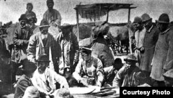 Падышалык Орусиянын аскерлери менен кыргыздар жер маселесин такуулоодо. 1915-жылдар. 