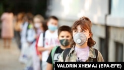 Nxënësit e një shkolle fillore në Prishtinë. 14 shtator 2020. 