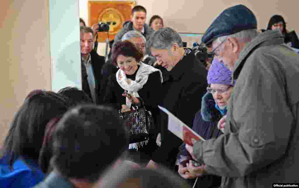 На избирательном участке во время выборов в местные кенеши, ноябрь 2012