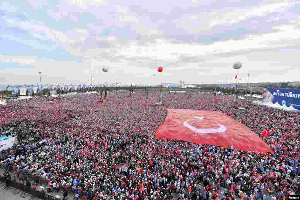Ердоғанның сайлау алдындағы жиыны. Стамбул, 17 маусым 2018 жыл.&nbsp;