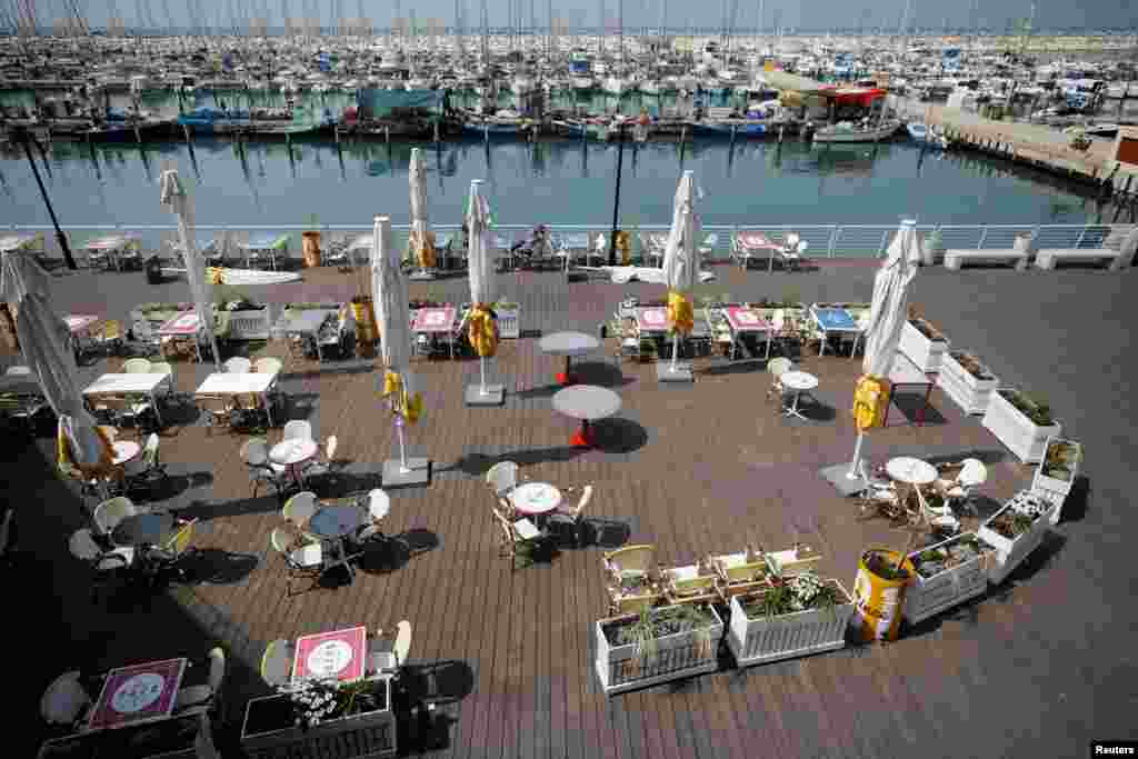 Оставшийся без гостей ресторан на пристани в Ашкелоне на юге Израиля. 15 марта 2020 года. Правительство Биньямина Нетаньяху объявило о закрытии с 15 марта торговых центров, отелей, ресторанов и театров. В Израиле менее двух тысяч подтвержденных случаев COVID-19.