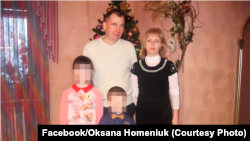 За свідченням лікаря в залі суду, Ігор Гоменюк (на фото з родиною) задихнувся після того, як його побили і залишили лежати на підлозі камери