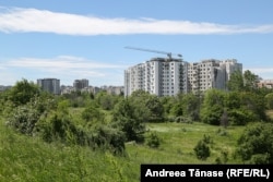 Multe dintre locuintele din blocurile noi se vând foarte greu, în București, în această perioadă.