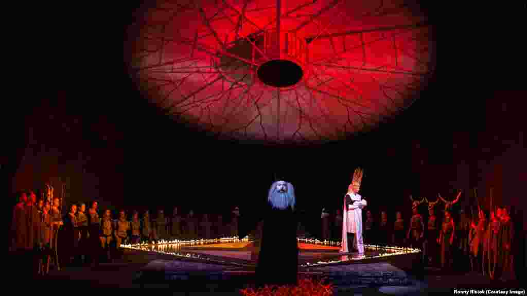 Lajos, regele Tebei (Timo Rößner) și Marele Preot (Ulrich Burdack) sub ochiul destinului, Gera