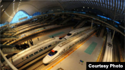 Prema navodima kineskih medija, tamošnja vlada potrošila je na novi voz 12 milijardi eura, a gradnja je trajala 4,5 godine. 