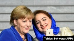 Angela Merkel cu politiciana afgană Shukria Barakzai, 16 septembrie 2015