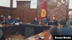 2020-жылдагы октябрь окуяларында социалдык тармактарга тараган сүрөт. Өкмөттүн имаратында Максат Мамытканов, Камчыбек Ташиев, Темирбек Асанбеков, Сыймык Жапыкеев, Садыр Жапаров отурат. (солдон оңго)