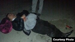 Адвокат Икрамидин Айткулов өз үйүнүн жанында сабалгандан кийин. Бишкек, 13-ноябрь, 2013. (Сүрөт Икрамидин Айткуловдун бир тууганы Хансар Айткуловдун Facebook баракчасынан алынды.)