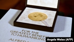 Charles M. Rice orvosi Nobel-díja, amit az amerikai tudós New Yorkban, a lakóhelyén vehetett át a svéd konzultól 2020. december 8-án