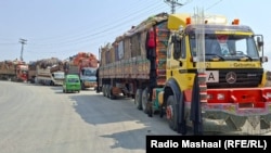 سلګونه سوداګریزې لارۍ لاهم د تورخم په دواړو خواوو کې ګیر پاتې دي.