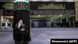 رهبر جمهوری اسلامی در حال تماشای زیرچشمی اهل کوفه!