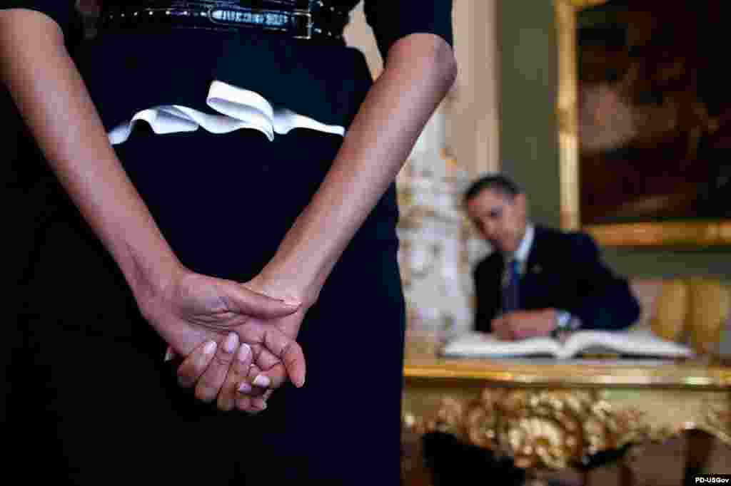 Обама се запишува во книгата на гостите во Прашкиот град 05.04.2009.