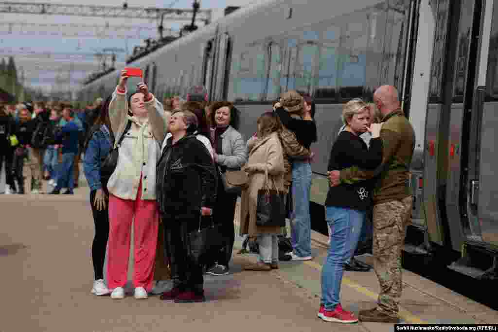 На залізничному вокзалі близькі люди розділяли моменти радості від зустрічі і смуток з прощання