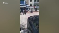 Ташкентские пенсионеры в период карантина стоят за пенсией в огромной очереди