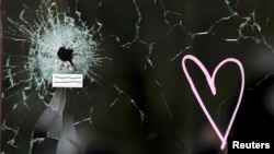 Geamul restaurantului Le Carillon de la Paris, unde a avut loc unul din atacurile sângeroase de vineri, 16 noiembrie.