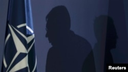 Aktuelno politička elita Srbije drži se konstante, izražene u skupštinskoj rezoluciji, da Srbija ostaje vojno neutralna (na fotografiji senke genseka NATO Jensa Stoltenberg i Aleksandra Vučića)