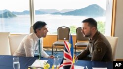 Премиерът на Великобратиания Риши Сунак разговаря с президента на Украйна Володимир Зеленски в Япония, 20 май 2023 г.