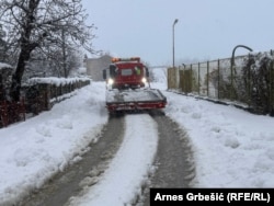 Cesta pod snijegom u Doboju na sjeveru BiH, 24. decembra 2024.