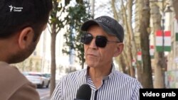 Яке аз назардиҳандагон дар Душанбе