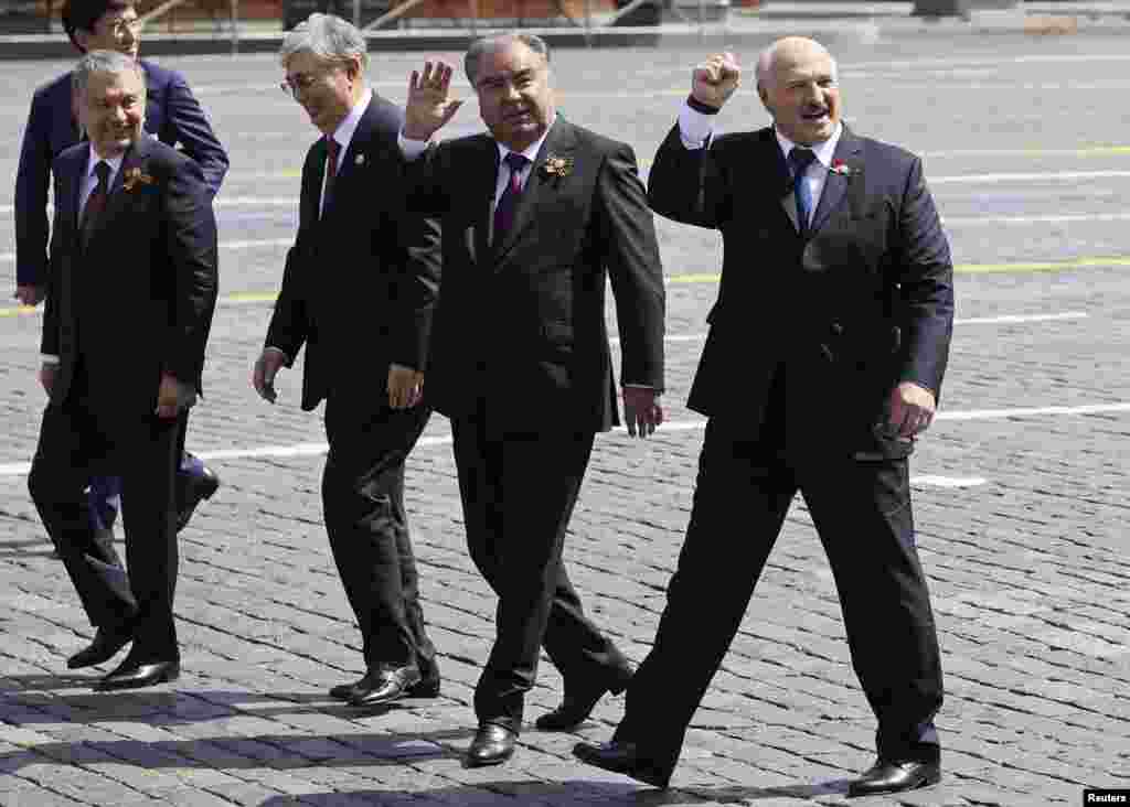 Без масок были (слева направо) президенты: Узбекистана &mdash; Шавкат Мирзияев, Казахстана &mdash; Касым-Жомарт Токаев, Таджикистана &mdash; Эмомали Рахмон и Беларуси &mdash; Александр Лукашенко, приехавшие на парад. Президент Кыргызстана Сооронбай Жээнбеков прилетел в Москву, но в последний момент не смог участвовать в мероприятиях, поскольку коронавирус был выявлен у членов его делегации.