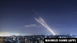 Rakéták repülnek Gázából Izrael felé 2021. május 18-án. Izrael masszív és pusztító légicsapásokkal próbálja megbénítani a területet uraló Hamász mozgalmat. 