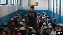 Afgán fiúk a Koránt tanulmányozzák egy medreszéban a ramadán alatt Kandahárban 2014. június 9-én