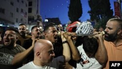 Bărbați palestinieni poartă trupul neînsuflețit al lui Mutaz Khaled Sadiq Nabulsi, de 28 de ani, la câteva ore după un raid israelian asupra taberei de refugiați Balata, din orașul Nablus din Cisiordania ocupată, la 3 iunie 2024. 
