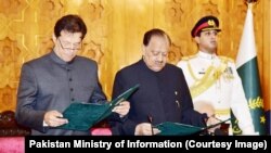 Імран Хан (ліворуч) під час складання присяги, Ісламабад, Пакистан, 18 серпня 2018 року