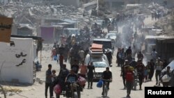 Palestinienii fug din partea de est a orașului Khan Younis după ordinul israelian de evacuare, în sudul Fâșiei Gaza.