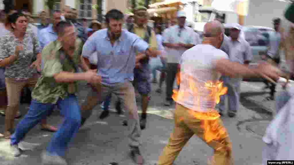 У центрі Сімферополя 3 серпня учасник акції протесту намагався вчинити акт самоспалення. Один із кримськотатарських активістів облив себе горючою рідиною і здійснив підпал, однак присутнім вдалося оперативно загасити одяг, що загорівся на ньому. Перед підпалом чоловік заявив, що здійснює акт самоспалення на знак протесту проти свавілля влади. Окупований Крим,&nbsp;Сімферополь, 3 серпня 2018 року ВІДЕО ПРО ЦЕ