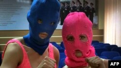 Надія Толоконникова (ліворуч) і Марія Альохіна, Сочі, 18 лютого 2014 року