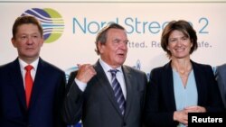 На снимката, направена през април 2017 г., са шефът на "Газпром" Алексей Милър (ляво), бившият германски канцлер Герхард Шрьодер и изпълнителният директор на Engie Изабел Кохер. 