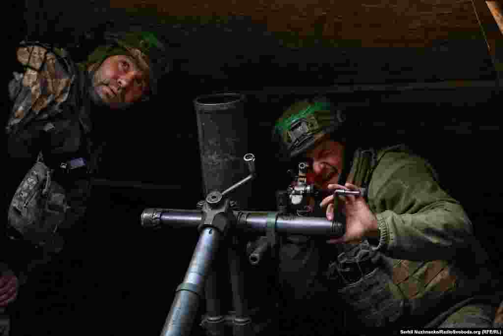 Аеророзвідка знаходить ціль, по рації передають координати, лунає команда: &laquo;До бою!&raquo; Мінометники Сергій з Олександром швидко готують міномет, налаштовують координати, за якими за мить летить міна. Основна робота бійців &ndash; це російська піхота яка штурмує руїни Торецька