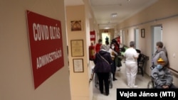 A koronavírus elleni oltásra várakoznak Miskolcon 2021. február 6-án