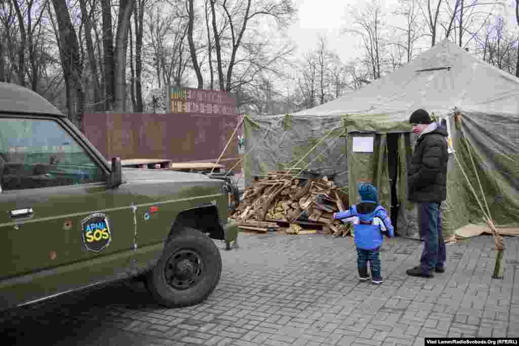 Виставку облаштовано в автентичному військовому наметі, з дровами та &laquo;буржуйкою&raquo;. Біля намету стоїть автівка волонтерів &laquo;Армії SOS&raquo;, яка неодноразово потрапляла під обстріли, в тому числі і 26 січня 2015 року при доставці гуманітарної допомоги бійцям 28-ї бригади