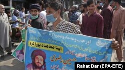 Пакистан Техрик-Лаббаик (TLP) партиясынын тарапкерлери, лидери Саад Ризвинин бошотулушун талап кылган нааразычылык акциясында, Исламабад. 14-апрель, 2021-жыл.