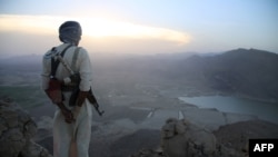 در این تصویر از سال ۲۰۱۵ یکی از نیروهای مسلح هوادار دولت هادی در بلندی‌های مارب دیده می‌شود