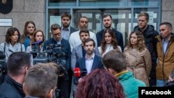 Fekete-Győr András a Fővárosi Ítélőtábla épülete előtt 2024. október 17-én