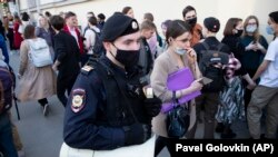 Susținătorii celor patru redactori de la Doxa au mers, miercuri, la tribunalul care a decis că aceștia pot să își părăsească locuința numai un singur minut pe zi.